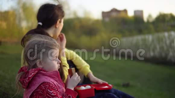 妈妈和女儿在野餐时吃午饭视频的预览图
