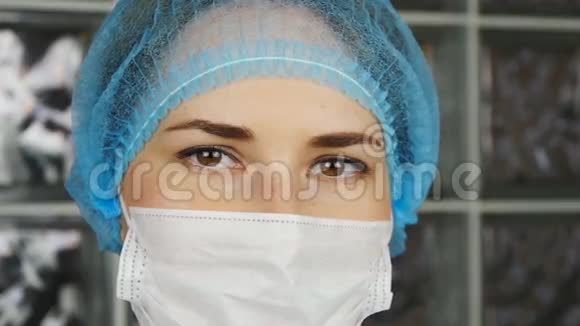 戴口罩的女医生视频的预览图