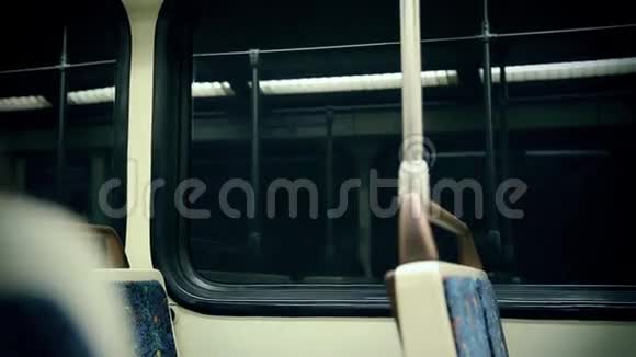 地铁上的空座位视频的预览图