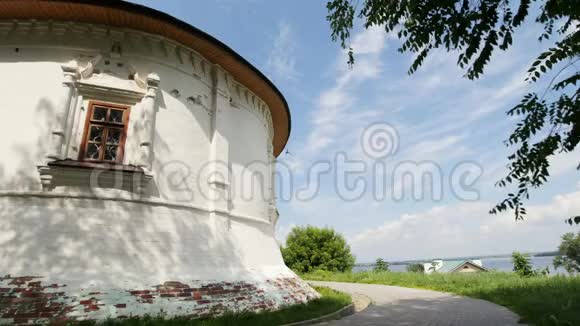 古老的东正教燕子在穹顶附近飞翔俄罗斯乡村的夏季景观视频的预览图