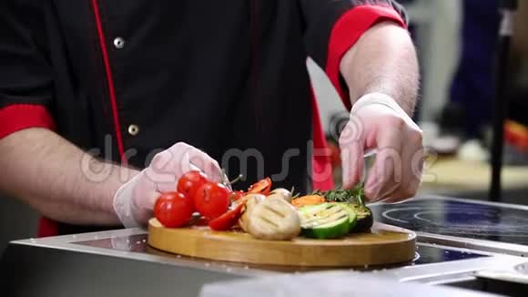 在厨房工作的厨师在木桌上放炒菜视频的预览图