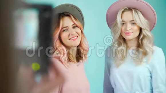 两个模特女孩正在为一个穿着温柔衣服的摄影师摆姿势视频的预览图