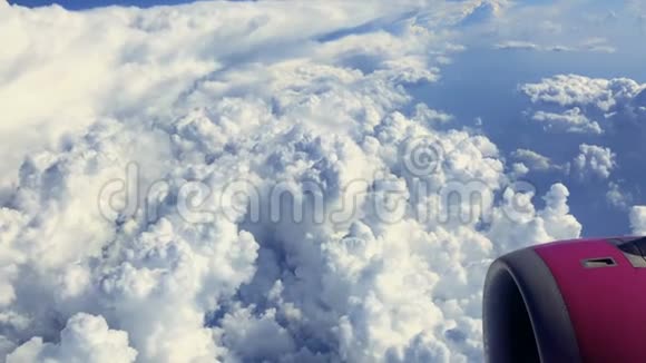 从蓝天和云彩的飞机上观看视频的预览图