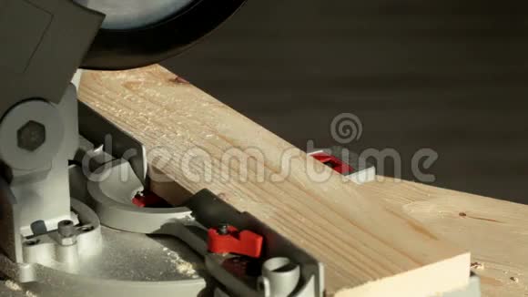 工人手切木头视频的预览图