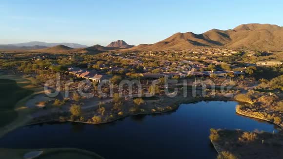 亚利桑那州高尔夫球场的空中追踪视频的预览图