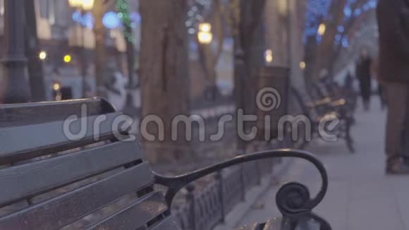 夜晚公园的空凳明亮的圣诞装饰灯光舒适的节日气氛视频的预览图