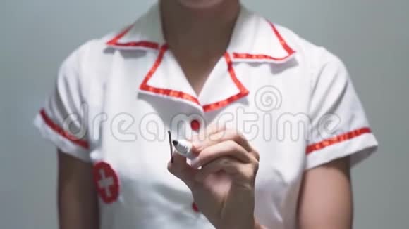 疼痛女医生在透明屏幕上写字视频的预览图