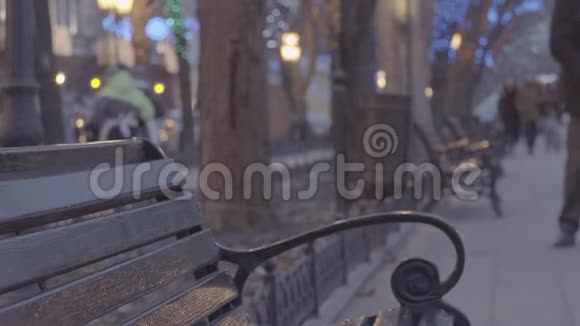 晚上公园的空凳装饰明亮的圣诞装饰灯光照明舒适的节日气氛视频的预览图