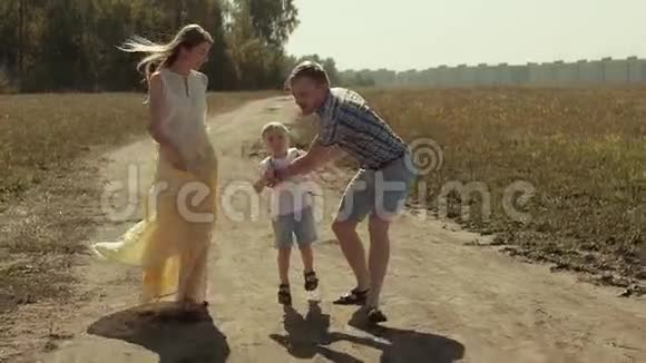 爱的家庭走在乡间的路上父亲把他的小儿子搂在怀里然后把他抛起来抓住他视频的预览图