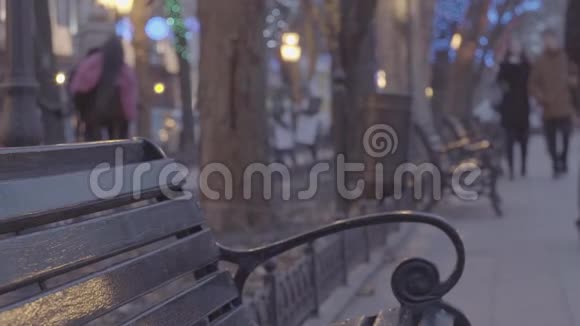 夜晚公园的空凳明亮的圣诞装饰明亮的节日气氛视频的预览图