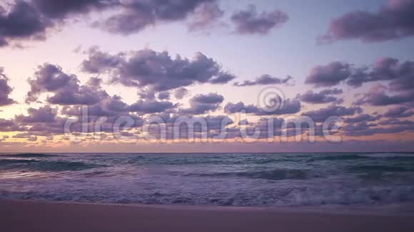 美丽的和平景观日落时的海浪加勒比群岛视频的预览图