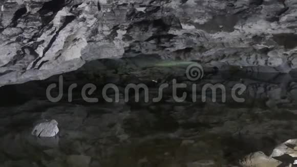 溶洞地下溪流视频的预览图