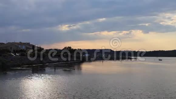 法国日落时的地中海古桑村和海洋池塘视频的预览图