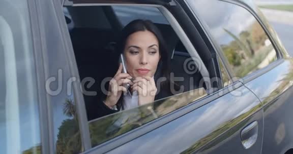 开着车在电话里嘲笑年轻的经理视频的预览图