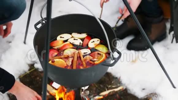 在冬林的篝火上煮覆盖酒视频的预览图