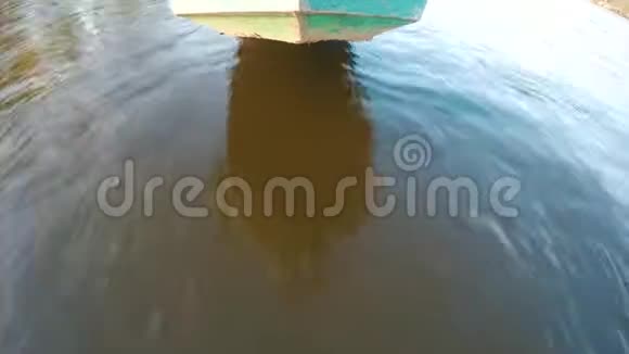 传统的船冲过水面视频的预览图