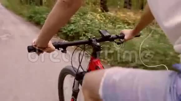 在铺好的道路上骑红色自行车的妇女的特写镜头视频的预览图