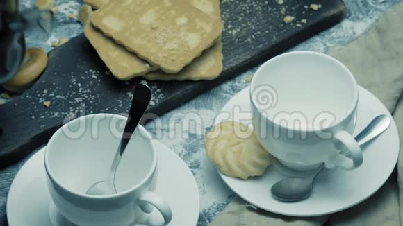 背景中的两片自制蛋糕和两杯茶视频的预览图