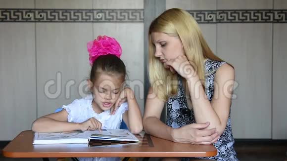 女孩和母亲被阅读和有趣的观察框架分心视频的预览图