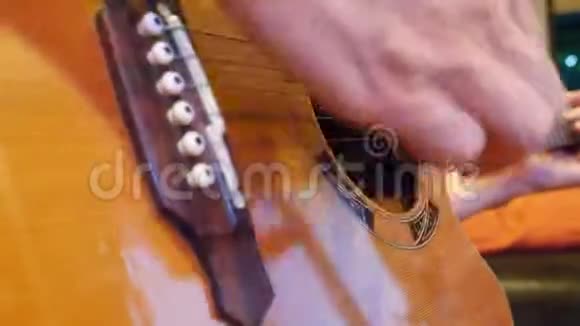 男性手演奏经典吉他视频的预览图