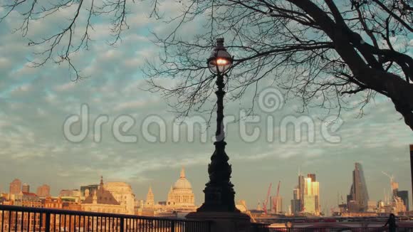 从泰晤士河堤上可以看到伦敦城布莱克弗里尔斯桥和圣保罗大教堂一条老街视频的预览图