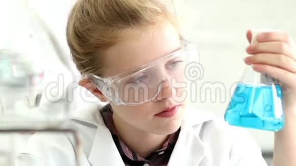 女生在理科班进行化学实验视频的预览图