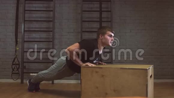 健身运动中的健身男子俯卧撑视频的预览图