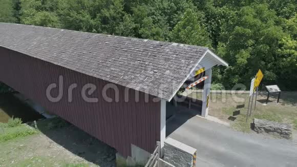阿米什乡有盖大桥的空中景观视频的预览图