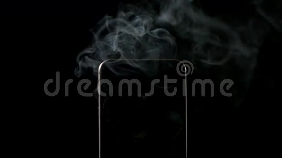 烟雾在黑色背景下从智能手机中熄灭视频的预览图