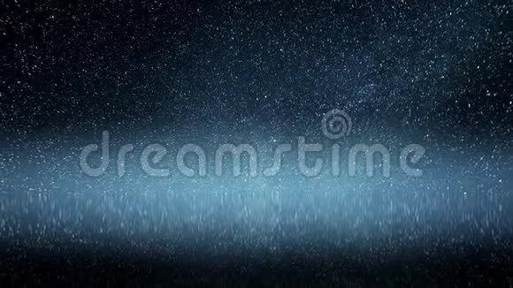 星星在夜晚的天空中水在蓝色的自然中在黑暗的星系中视频的预览图