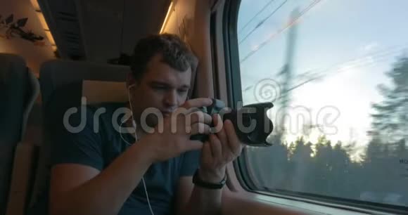 男子旅行者通过火车窗口拍摄视频视频的预览图