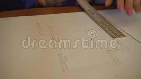 工程师建筑师绘制家庭草图视频的预览图