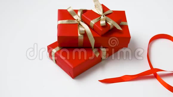 礼品包装成红纸用于情人节视频的预览图