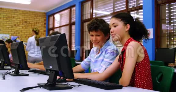 学生在使用电脑时互相交流视频的预览图