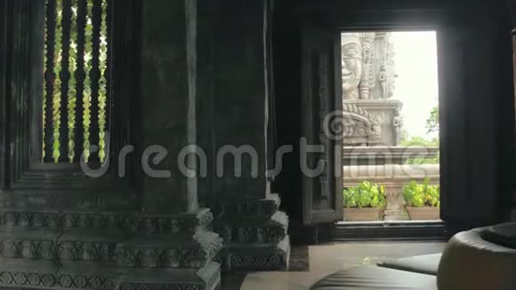 巴厘岛的内部古佛寺宗教建筑塔视频的预览图