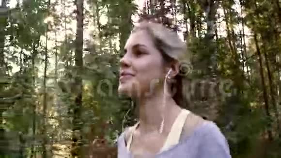 阳光明媚的一天皮肤白皙的女人在公园里慢跑视频的预览图
