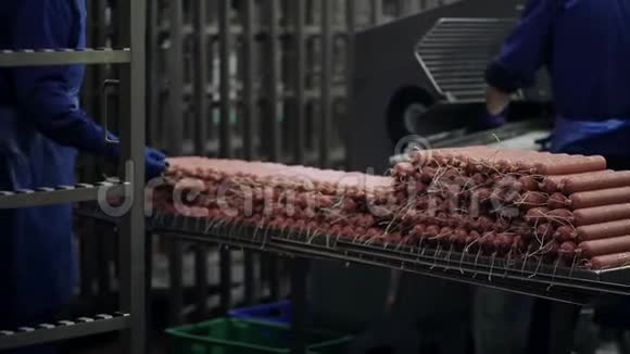 带香肠的容器肉行业香肠的生产熏香肠生香肠视频的预览图