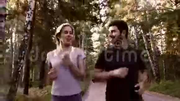 一对在大自然中快乐奔跑的夫妇的肖像视频的预览图