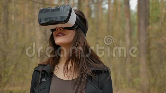 女孩摘下虚拟现实眼镜竖起大拇指视频的预览图