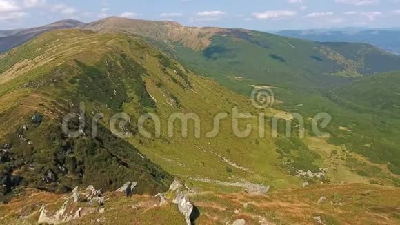 山岭的鸟瞰图在阳光明媚的夏日飞越山顶视频的预览图