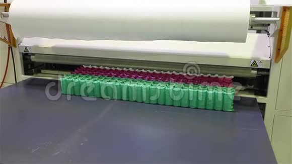 制造床垫的工厂机器输送一块独立弹簧包装在一个护套中输送机为视频的预览图