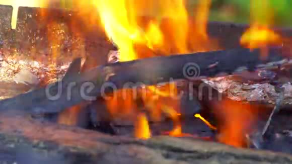 烹饪用煤渣和背景视频的预览图