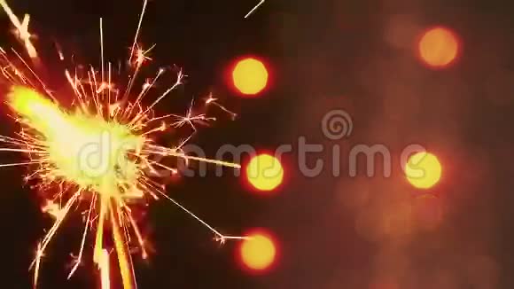 焰火闪耀在薄荷光背景下祝贺新年快乐圣诞庆典视频的预览图