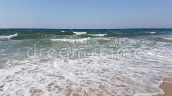 海浪拍打着地中海海岸的海滩视频的预览图