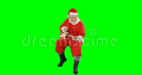 圣诞老人拿着充气管和鸡尾酒视频的预览图