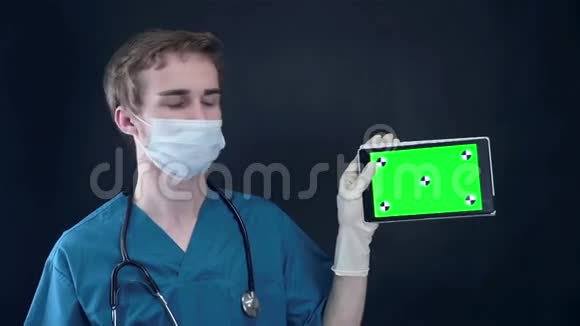专业医生工作x光扫描和平板与绿色屏幕视频的预览图