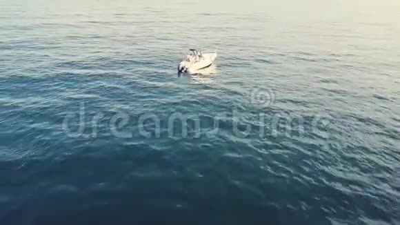 乘坐快艇在蓝海钓鱼的游客空中飞行4k视频的预览图