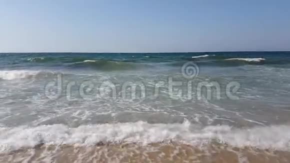 海浪拍打着地中海海岸的海滩视频的预览图