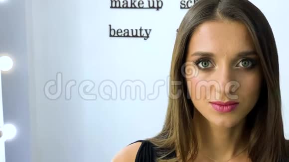 美容和化妆概念用刷子做专业化妆的美女特写肖像视频的预览图