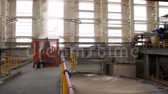 工厂内部建筑施工现代工业建筑设备和管道内部发现视频的预览图